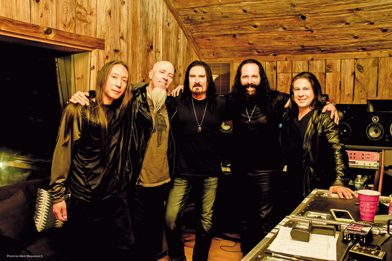 Gemütliche Atmosphäre in den Bergen: Dream Theater im Yonderbarn Studio in Monticello, New York. © Getty Images 