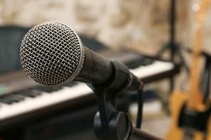 Hinter den Gesangspositionen im Proberaum könnt ihr Absorber so anbringen, dass die Schallwellen aus Richtung der PA nicht direkt auf die Mikrofone reflektiert werden. © Shutterstock 