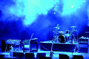 Mit Stagerisern auf der Bühne ist vor allem der Schlagzeuger samt Drumset für das Publikum besser sichtbar. © Shutterstock 