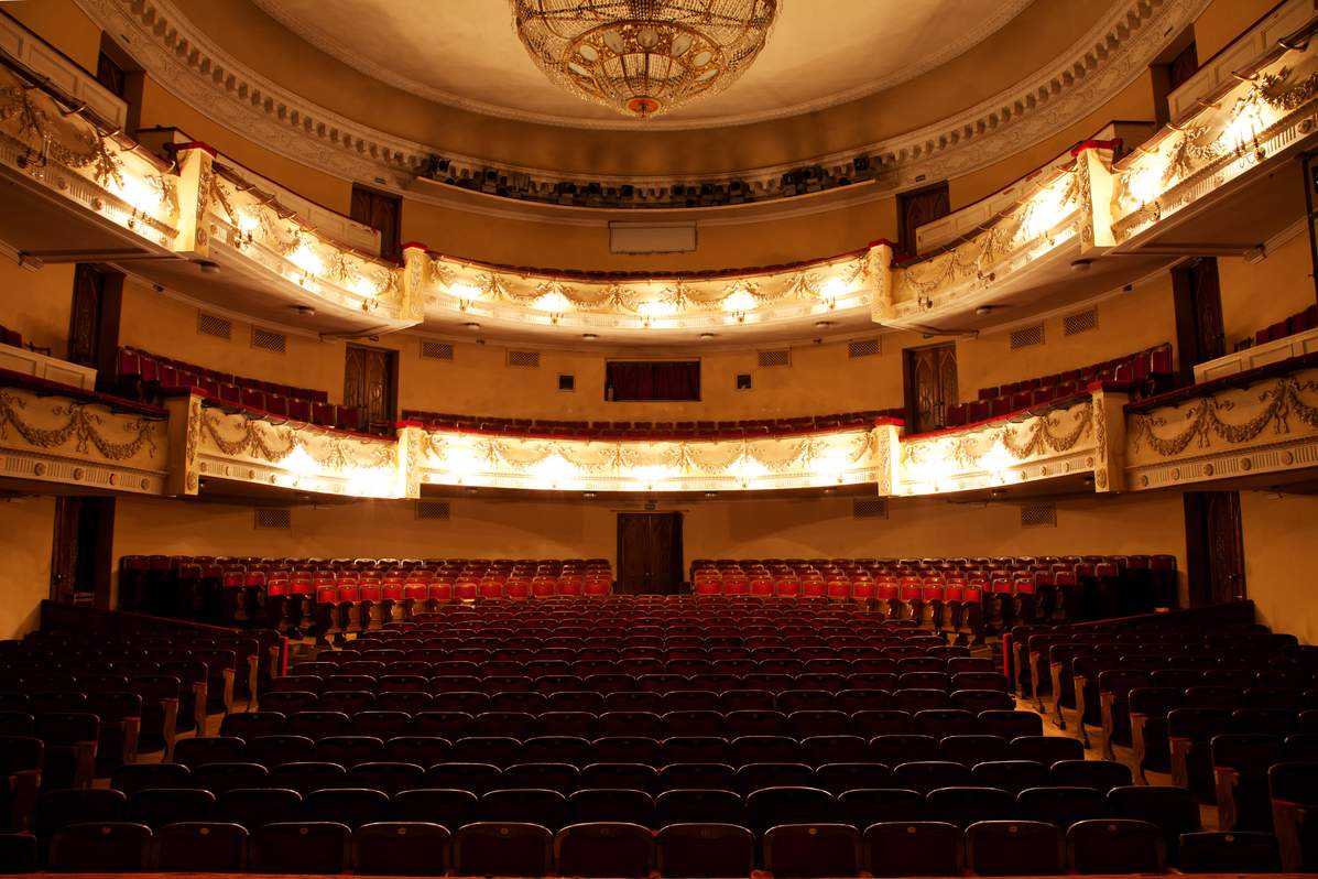 Ein Konzertsaal sorgt erst für die akustische Entfaltung der Instrumentenklänge. © Shutterstock