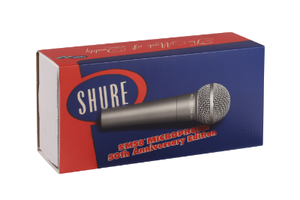 Das Shure SM58 feiert in diesem Jahr sein goldenes Jubiläum. Seit einem halben Jahrhundert erfreut sich der dynamische Mikrofonklassiker bei Sängern und Sängerinnen extremer Beliebtheit. Hier die aktuelle Jubiläumsverpackung. © Shure 