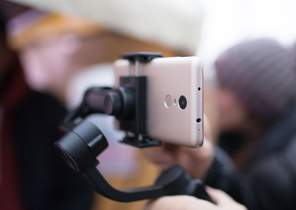 Hilfsmittel wie Gimbals unterstützen euch bei der Kameraführung. © Shutterstock