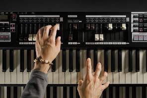 Unter dem Display der Hammond SKX kann man mit zehn Tastern schnell auf seine persönlichen Sound-Favoriten zugreifen. © Hammond 