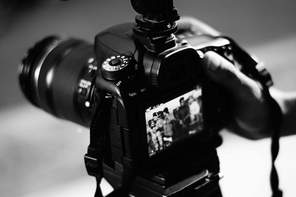 Kameras und Objektive haben einen großen Einfluss auf den Look und die optische Qualität des Musikvideos. Mit guten Objektiven und einer offenen Blende schafft ihr einen Filmlook. © Pexels 