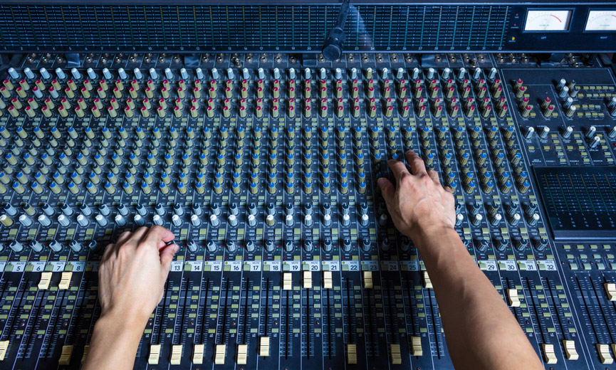 Ein guter Live-Mix kann das Stereo-Erlebnis im Zuschauerraum entscheidend verbessern. © Prince of Love/Shutterstock 