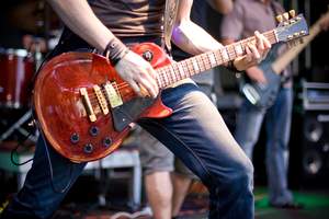 Besonders live gibt es einige Störfaktoren, die den Gitarrensound negativ beeinflussen können. © Shutterstock